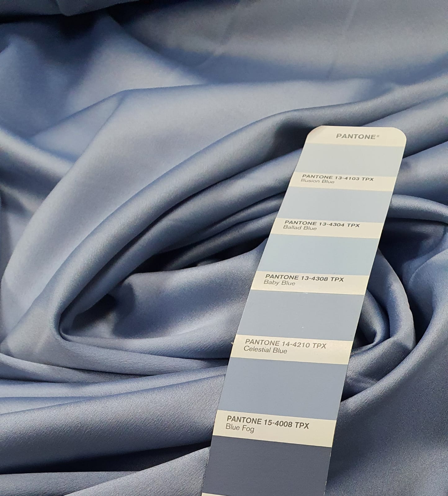 Crepe Amanda Liso Azul Serenity Escuro - Comprimento 1,80 m x Largura 1,50 m 