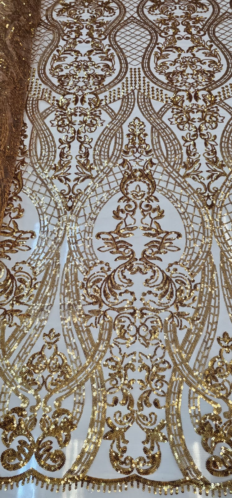 Tule Bordado com Paetês Arabescos Dourado 2589 - Comprimento 1,50 m x Largura 1,40 m 