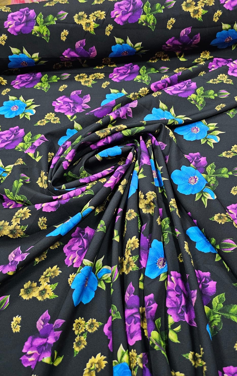 Crepe Haya Estampado ST25 ROSAS ROXAS FUNDO PRETO - Comprimento 1 m x Largura 1,50 m 
