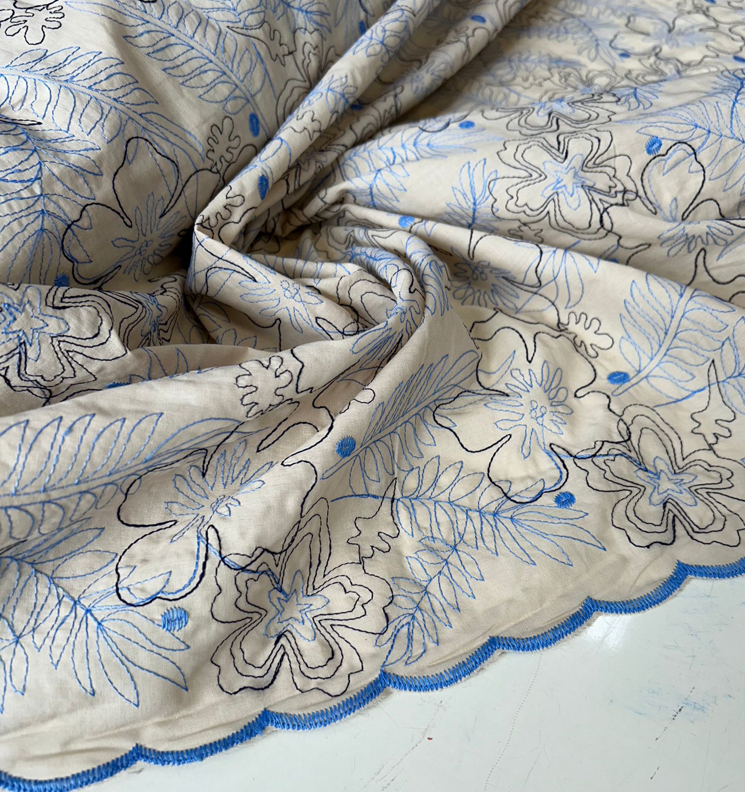Cambraia Bordada Floral Azul - Comprimento 1,50 m x Largura 1,30 m 