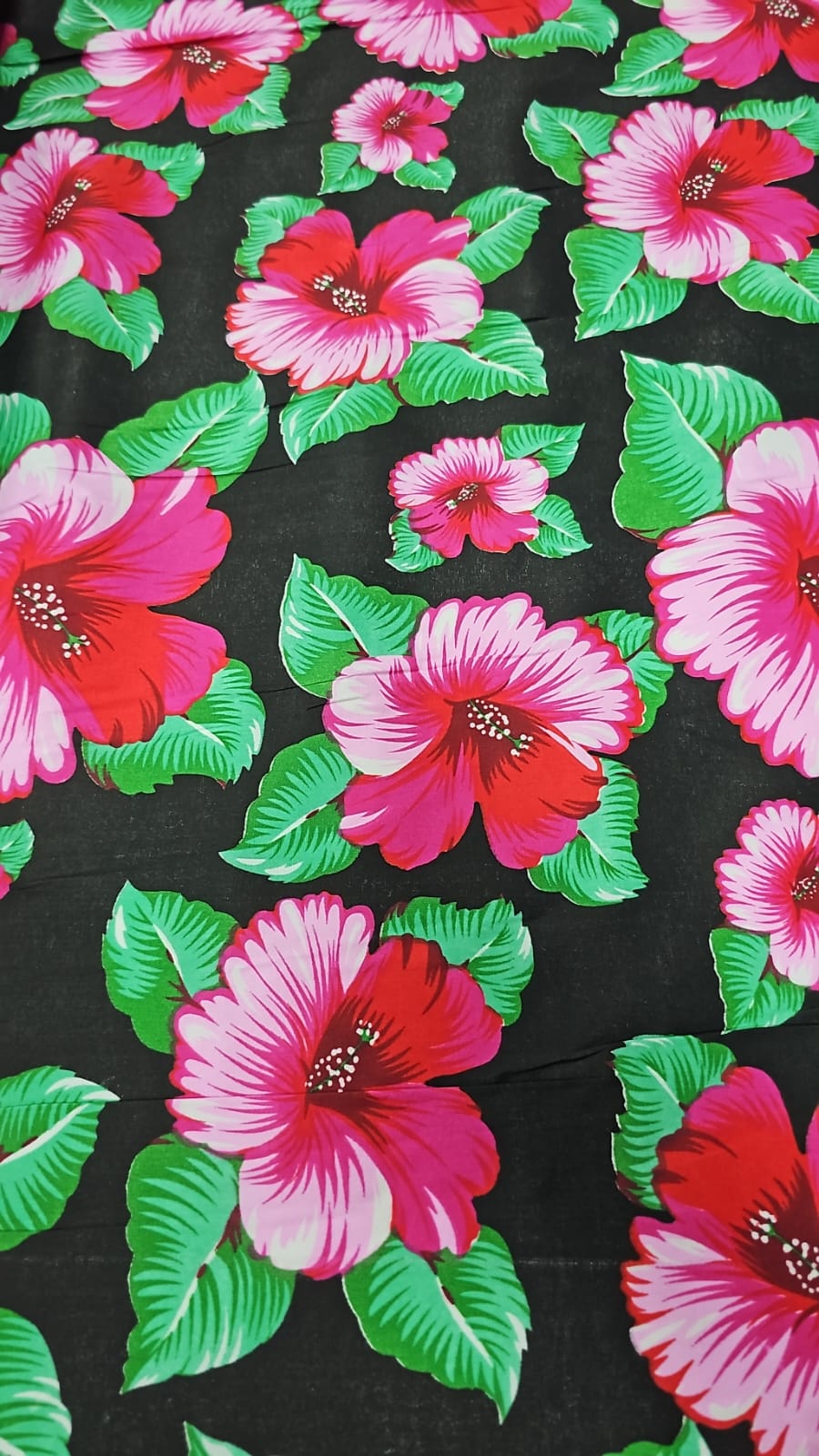 Chitão Estampado Fundo Preto Flores Rosas STC - Comprimento 1,90 m x Largura 1,40 m 