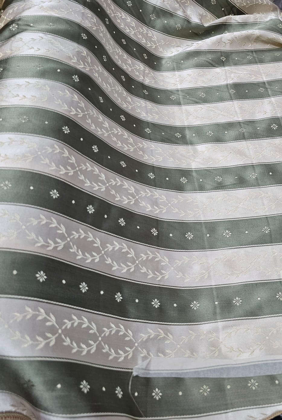 Jacquard Gobelem de Viscose Listrado Verde Oliva - Comprimento 0,80 cm x  Largura 1,30 m 