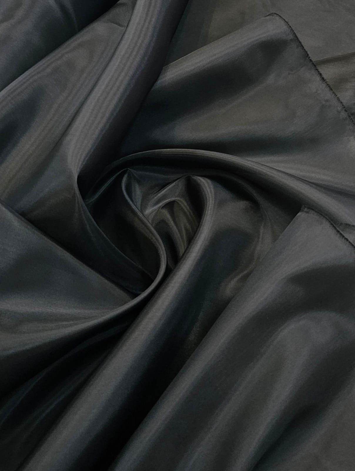 Bemberg Liso Preto COM DEFEITO NA COSTURA - Comprimento 4 m x Largura 1,47 m 