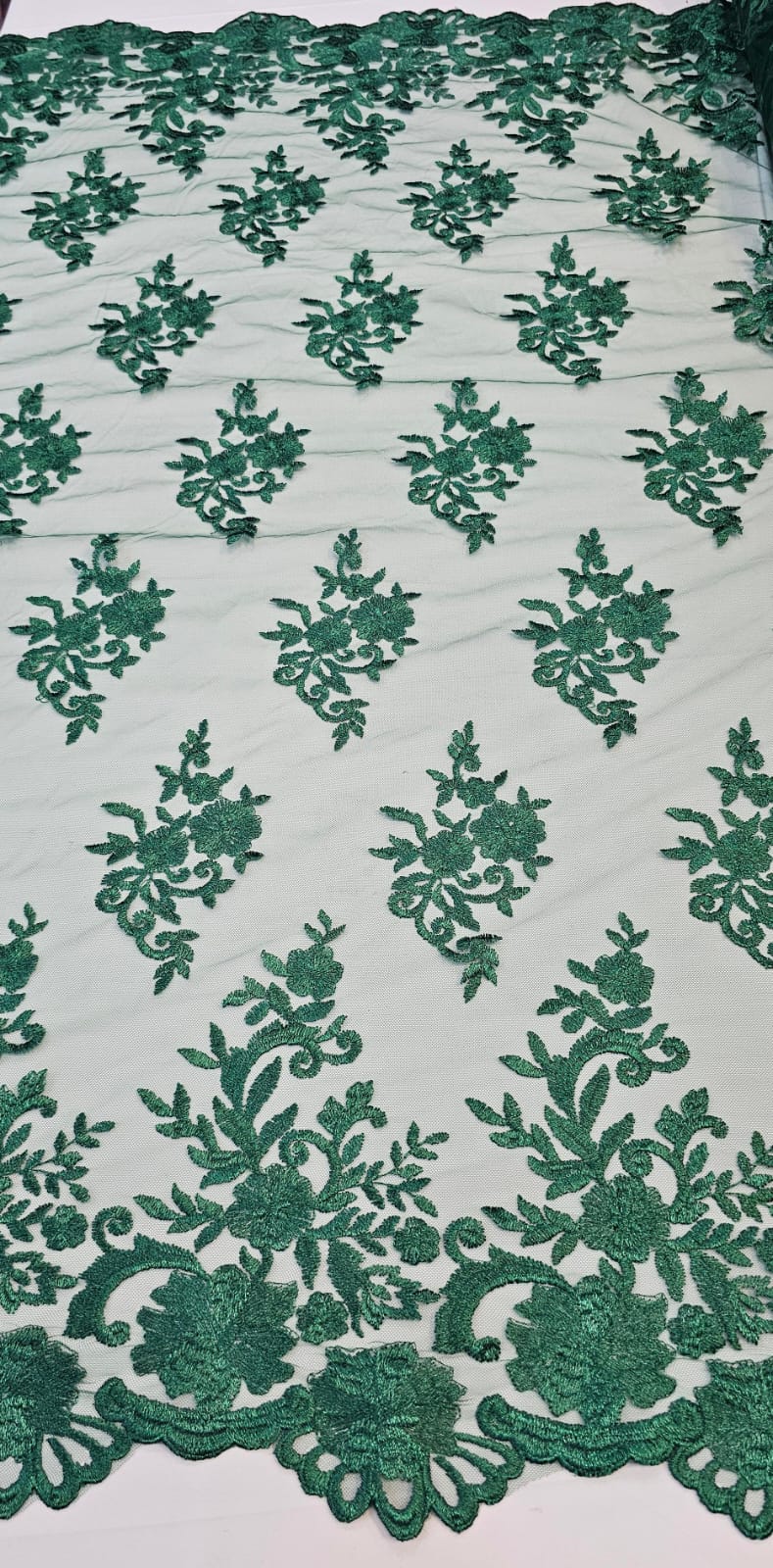 Tule Bordado com Bico Verde Folha 13  - Comprimento 0,90 cm x Largura 1,35 m