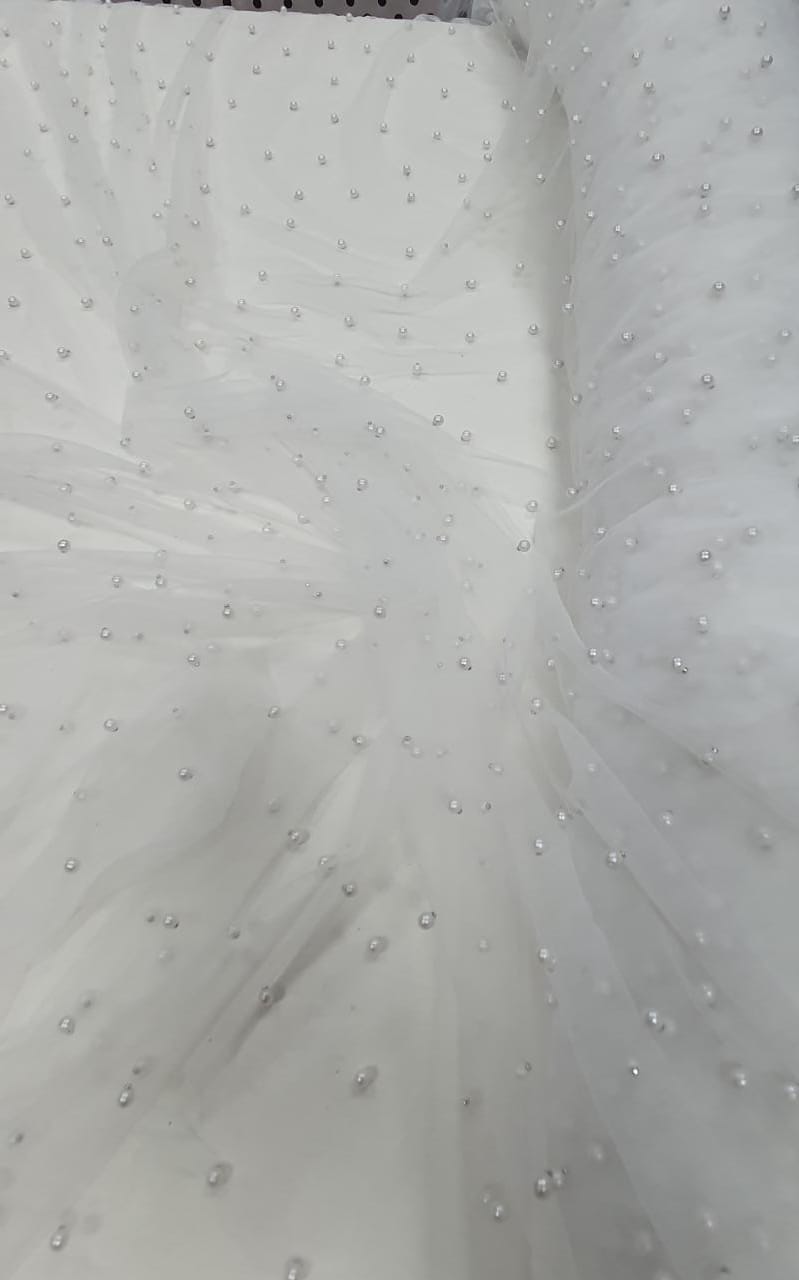 Tule Iluzione com Pérolas Branco  COM MANCHAS- Comprimento  1 m x Largura 1,60 m 
