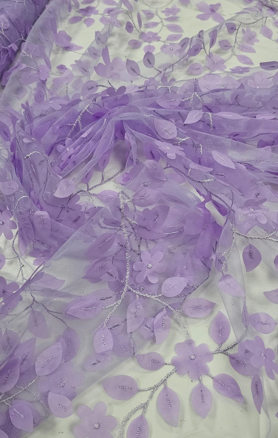 Tule Bordado Floral com Borboletas Lavanda - Comprimento 0,90 cm x Largura 1,35 m 
