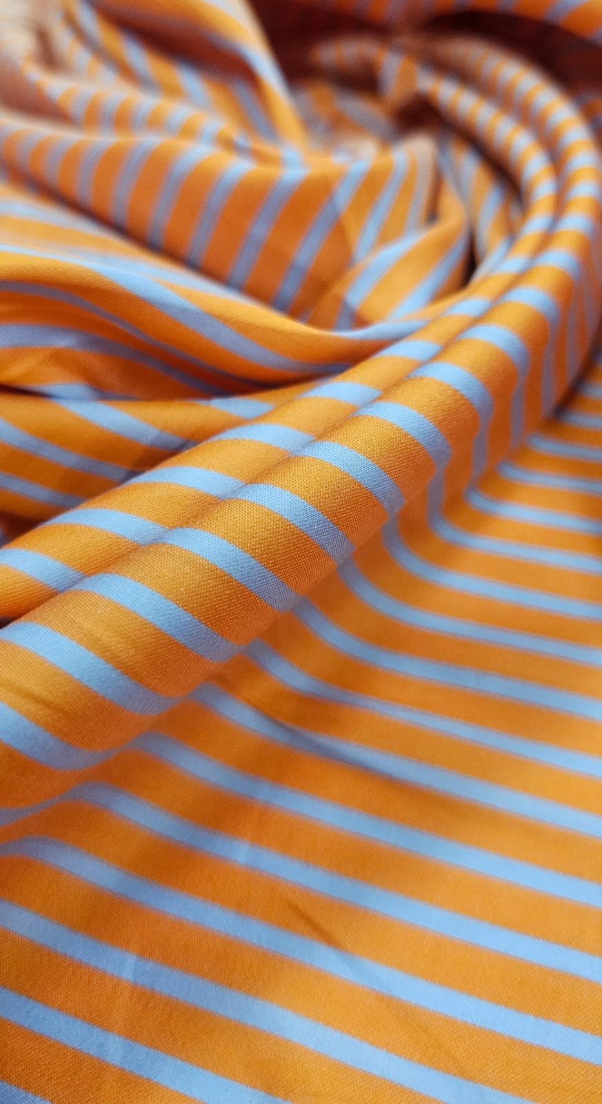 Tricoline Camisaria Listrado Acetinado Laranja com Azul Serenity - Comprimento 1 m x Largura 1,40 m 