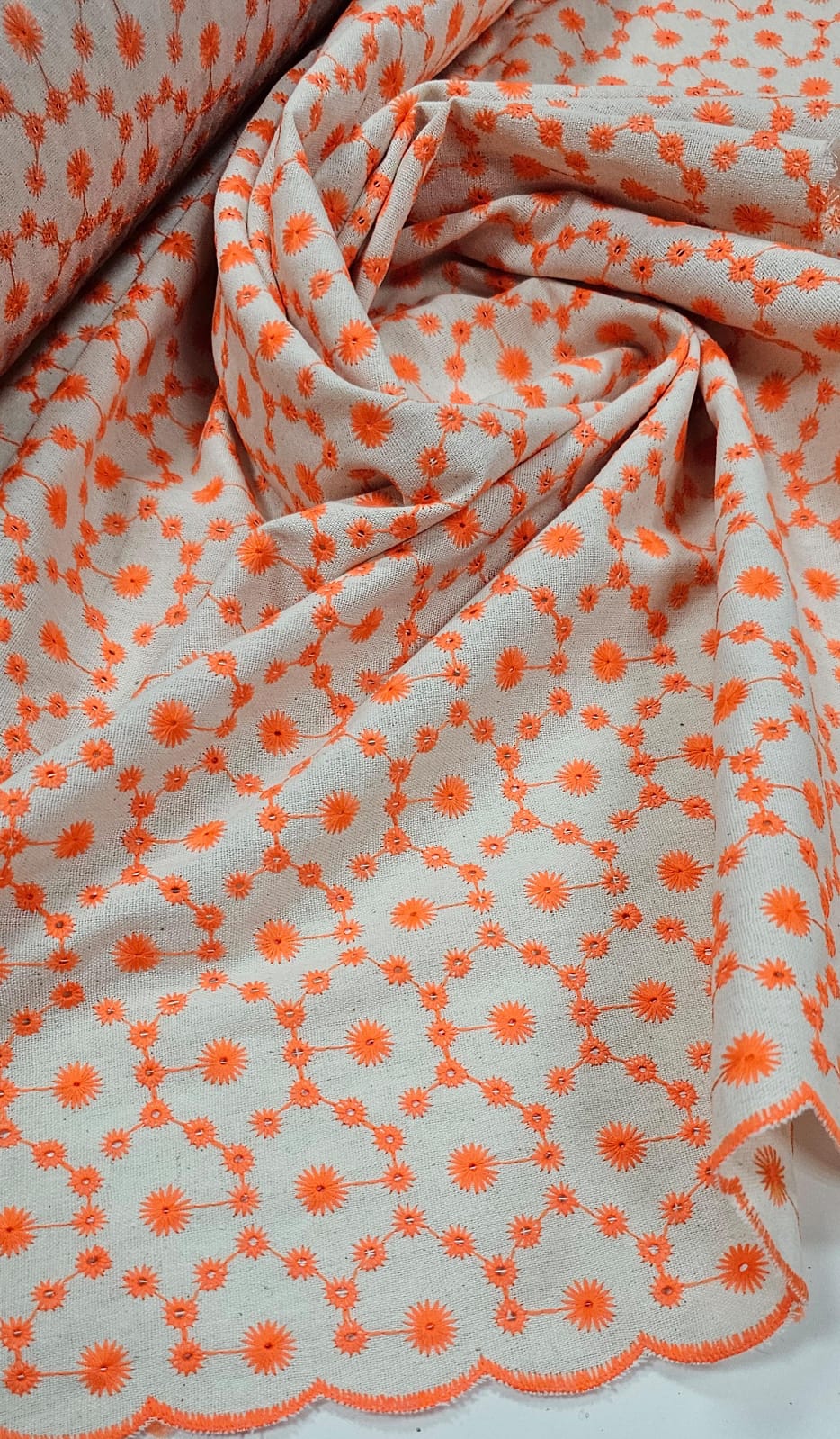 Layse em Linho Trovata Bordado Laranja  St01  COM SUJEIRA - Comprimento 0,75 cm x Largura 1,30 m 