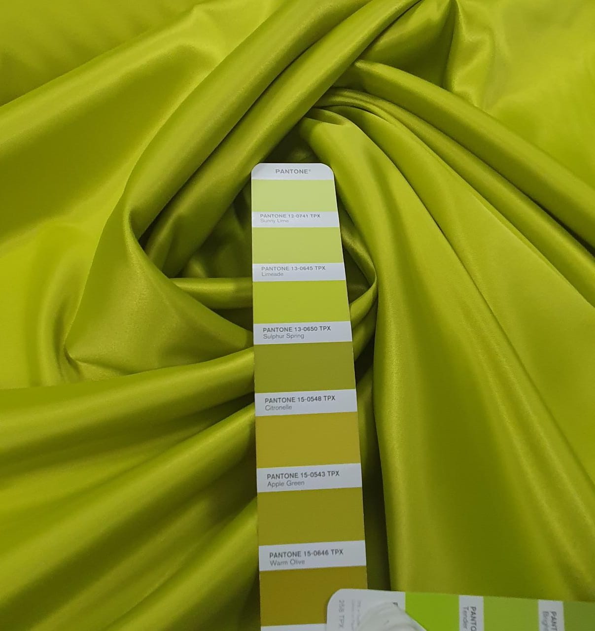 Cetim Bucol Liso Verde Pistache COM SUJEIRA - Comprimento 4 m x Largura 1,47 m 