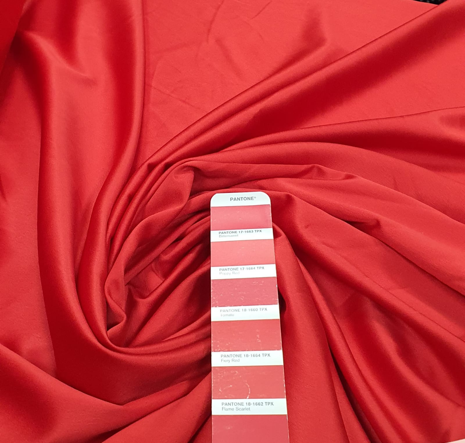 Crepe Amanda Liso Vermelho Ferrari - Comprimento 1,50 m x Largura 1,50 m 