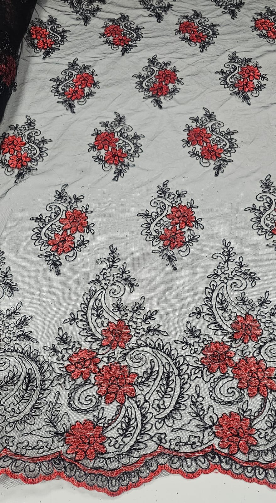 Tule Bordado Europa com Fio Metálico Vermelho e Preto I08 - Comprimento 0,95 CM x Largura 1,30 m  