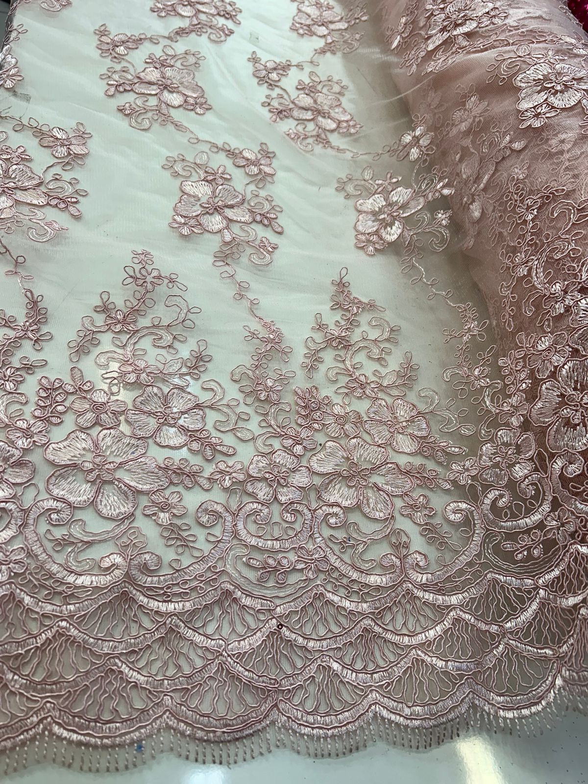 Tule Bordado Europa com Soutache  Rosa Bebê Com Bico Apenas de 1 Lado - Comprimento 4 m x Largura 1,40 m