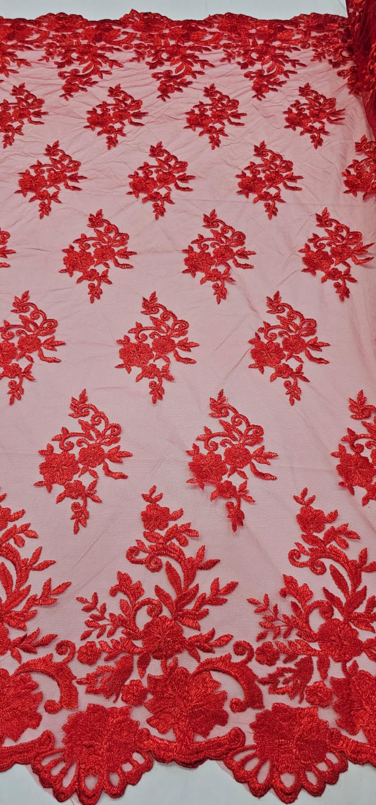 Tule Bordado com Bico Vermelho 13 - Comprimento 1 m x Largura 1,30 m 