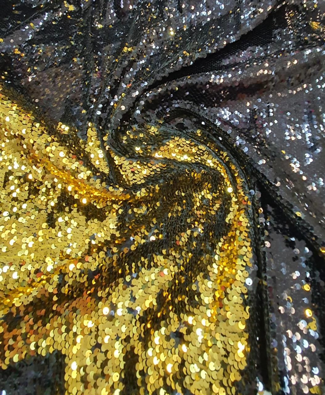 Paetê Bordado Reversível Preto com Dourado - Comprimento 0,75 cm x Largura 1,35 m