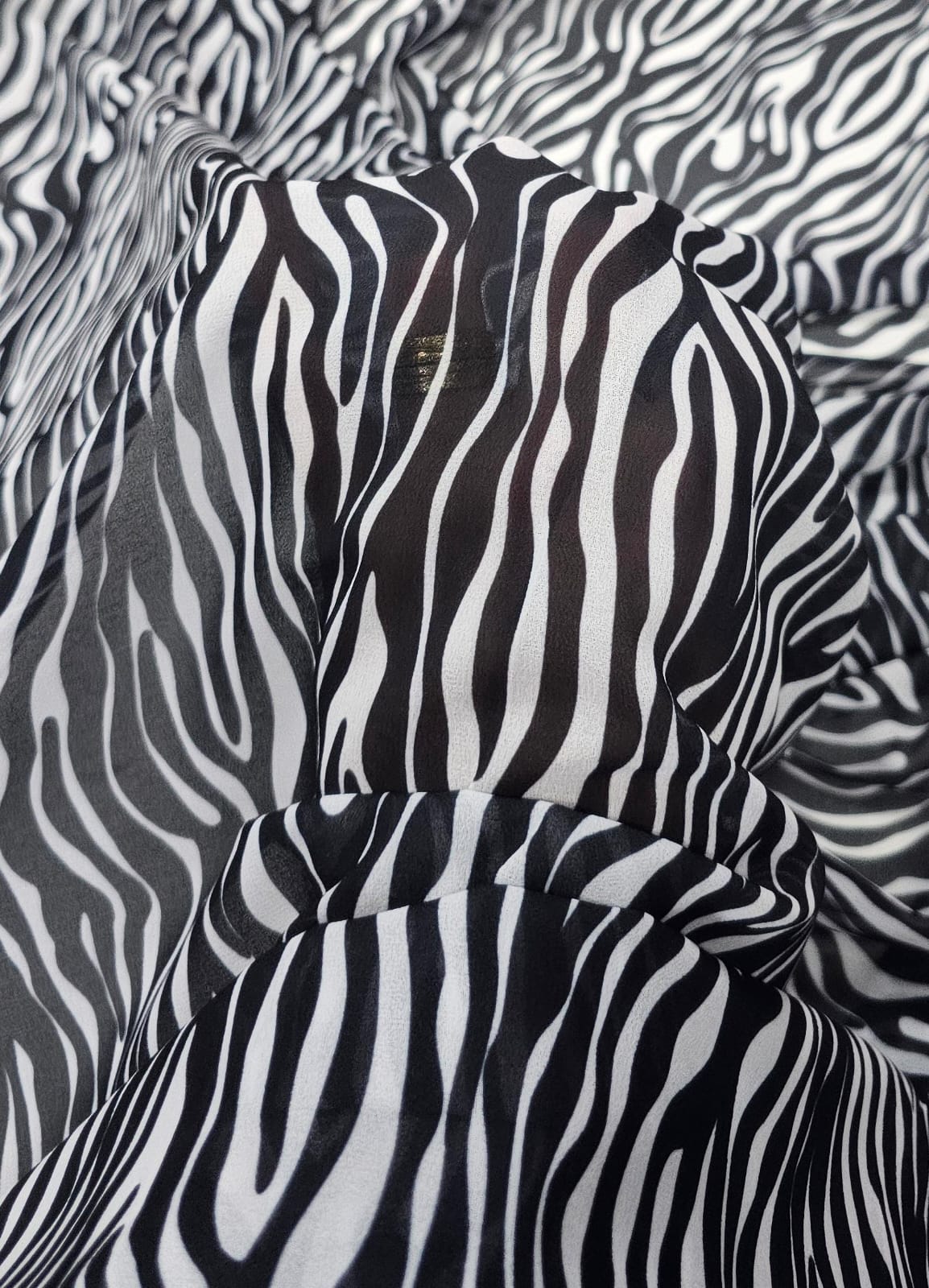 Mousseline Toque de Seda Digital Estampada Animal Print Zebra  CORTE TORTO - Comprimento 0,90 cm x Largura 1,47 m 