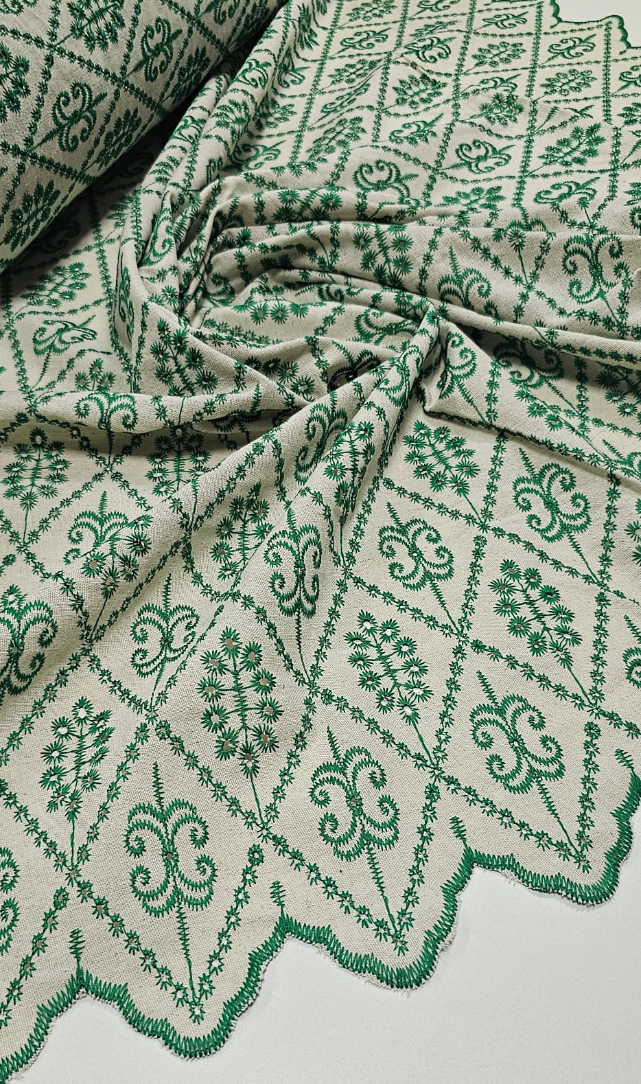 Linho Misto Bordado Imperiale Verde - Comprimento 1,50 m x Largura 1,30 m