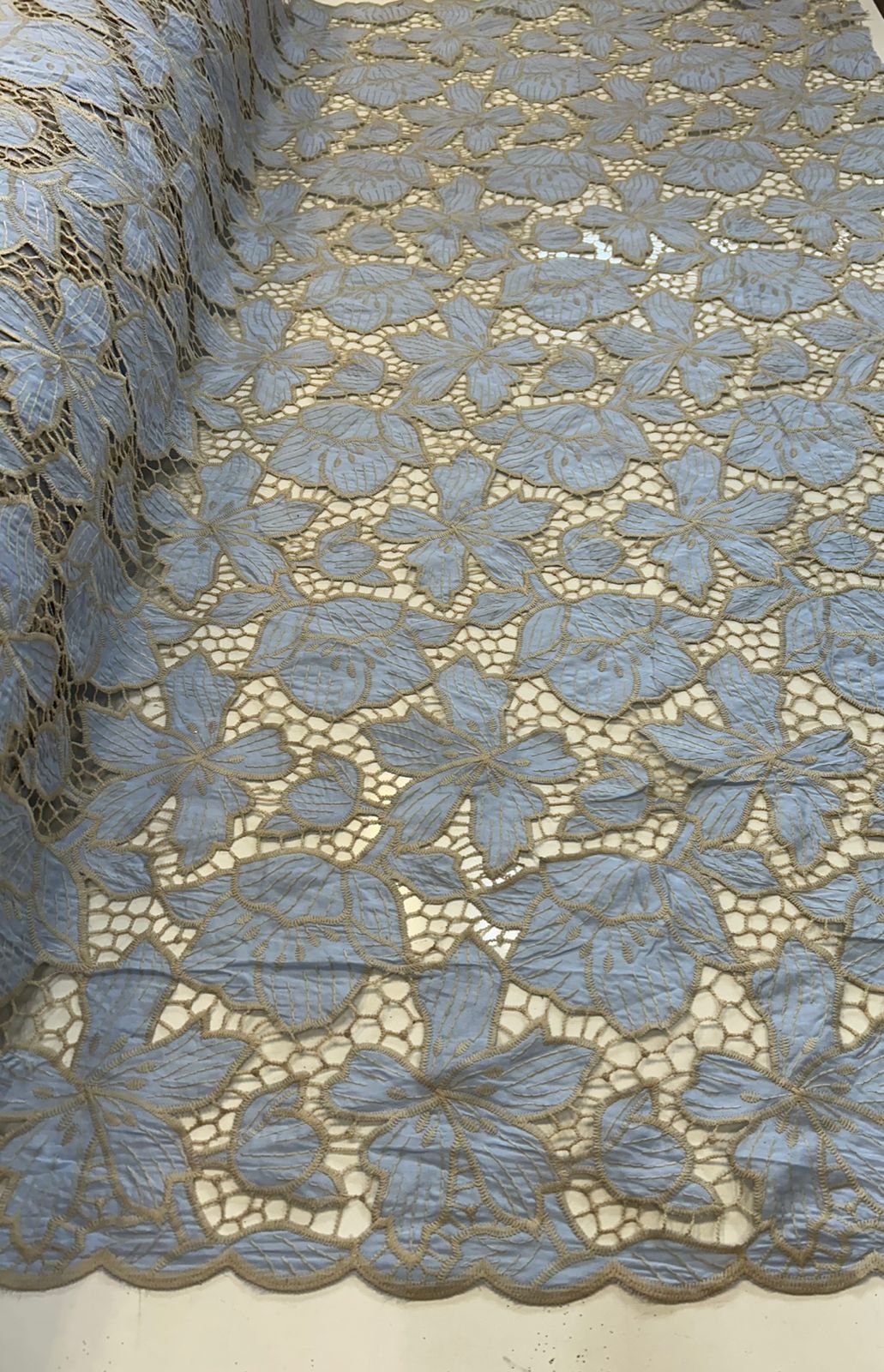 Layse Richelieu Bicolor Azul Serenity com Kaki  - Comprimento 0,60 cm x Largura 1,35 m
