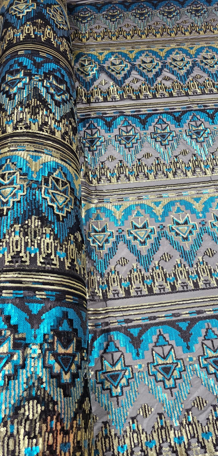 Tule com Paetê Bordado Étnico Azul Turquesa e Dourado - Comprimento 0,95 cm x Largura 1,35 m