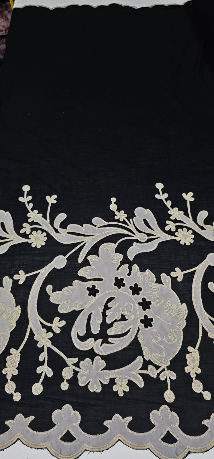 Viscolinho Premium Dior Bordado Fundo Preto Barrado Prata - Comprimento 1,50 m x Largura 1,40 m