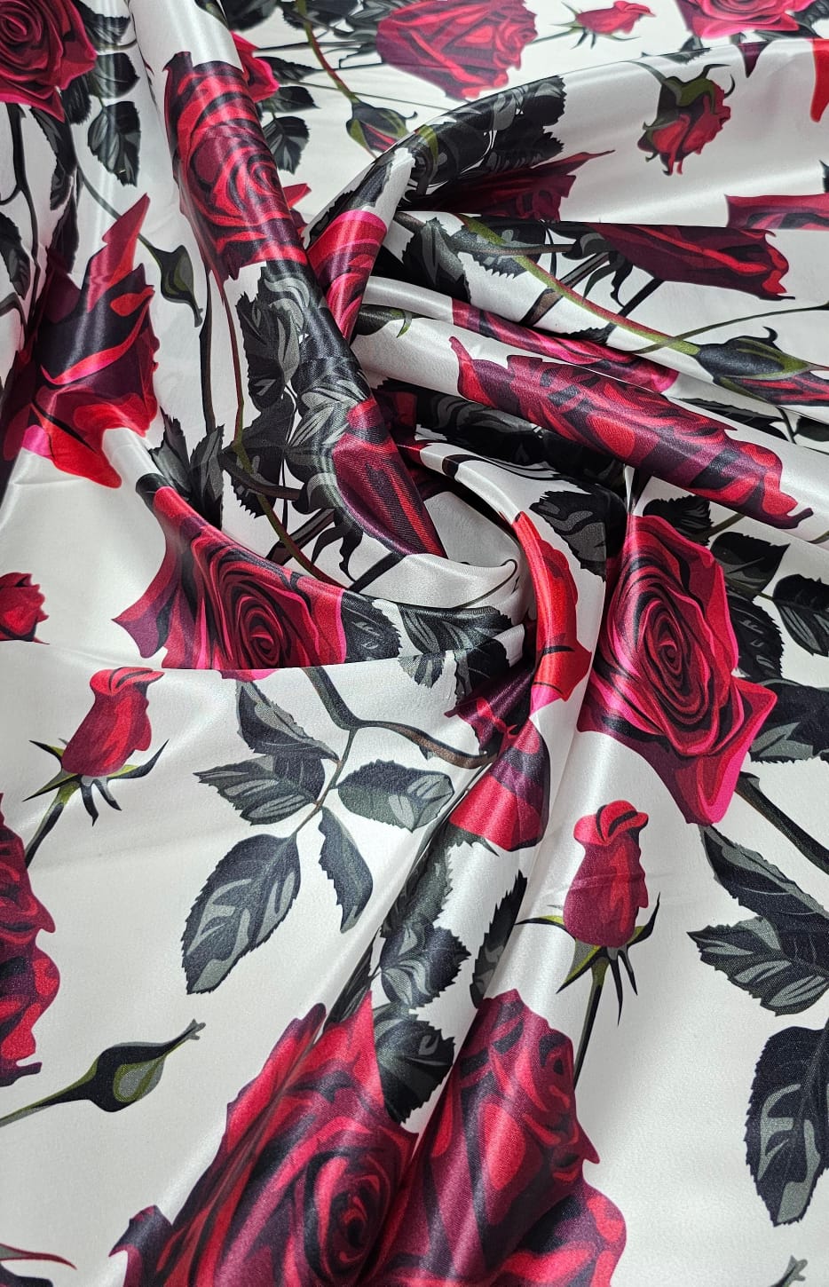 Cetim Estampado Digital Fundo Branco Rosas Vermelhas  COM FALHA- Comprimento 1,30 x Largura 1,47 m 