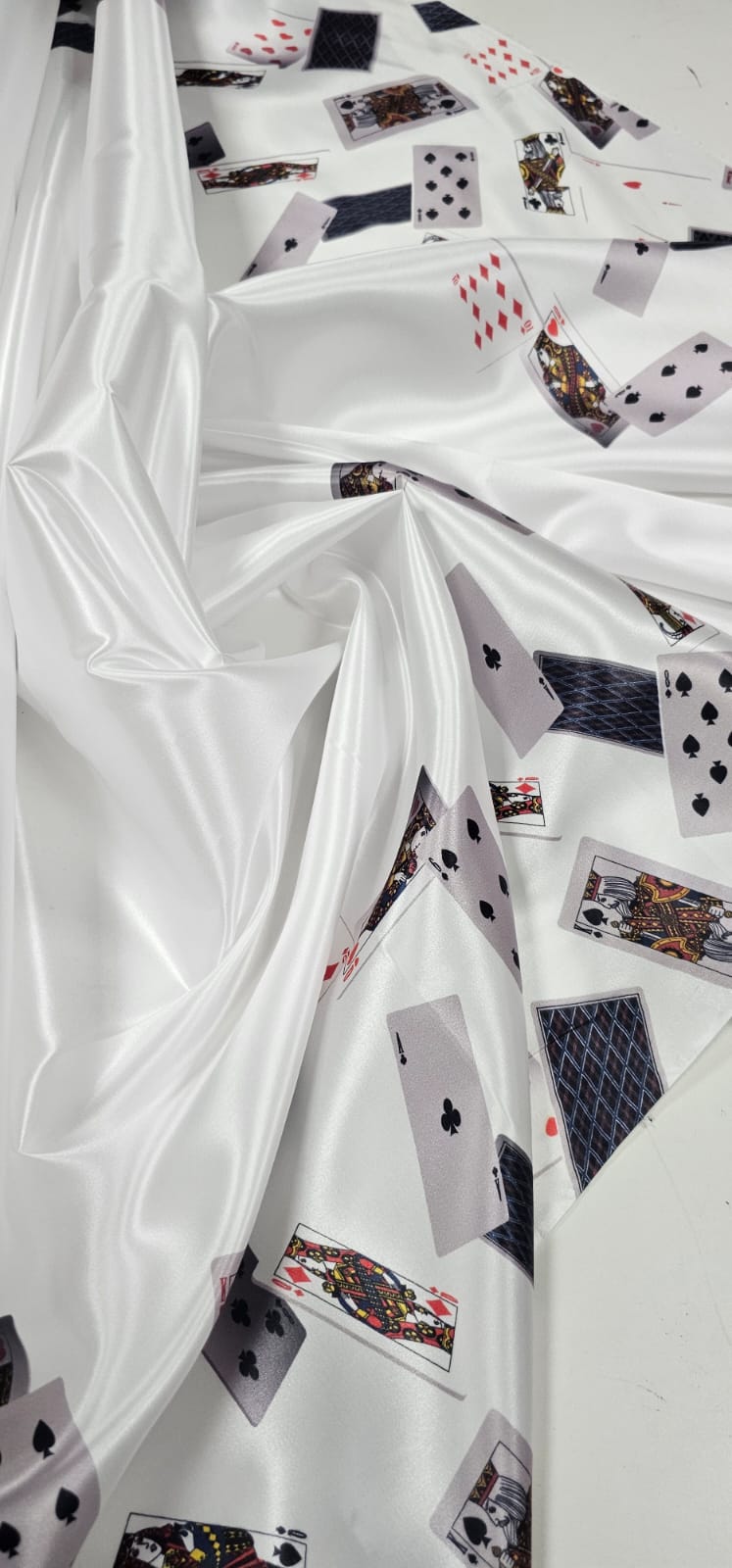 Cetim Estampado Digital Baralhos Barrado Fundo Branco COM FALHA E CORTE TORTO - Comprimento 0,95 cm x Largura 1,47 m