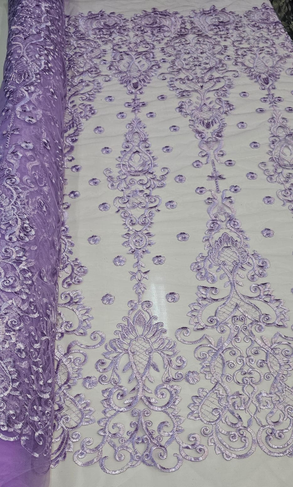 Tule Bordado Arabescos com Bico Lilás ST500   - Comprimento 1 m x Largura 1,30 m 
