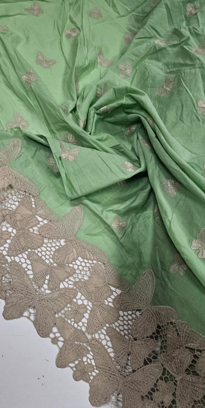Cambraia Bordada Fundo Verde com Barrado em Guipir de Borboletas Kaki  - Comprimento 1,80 m x Largura 1,30