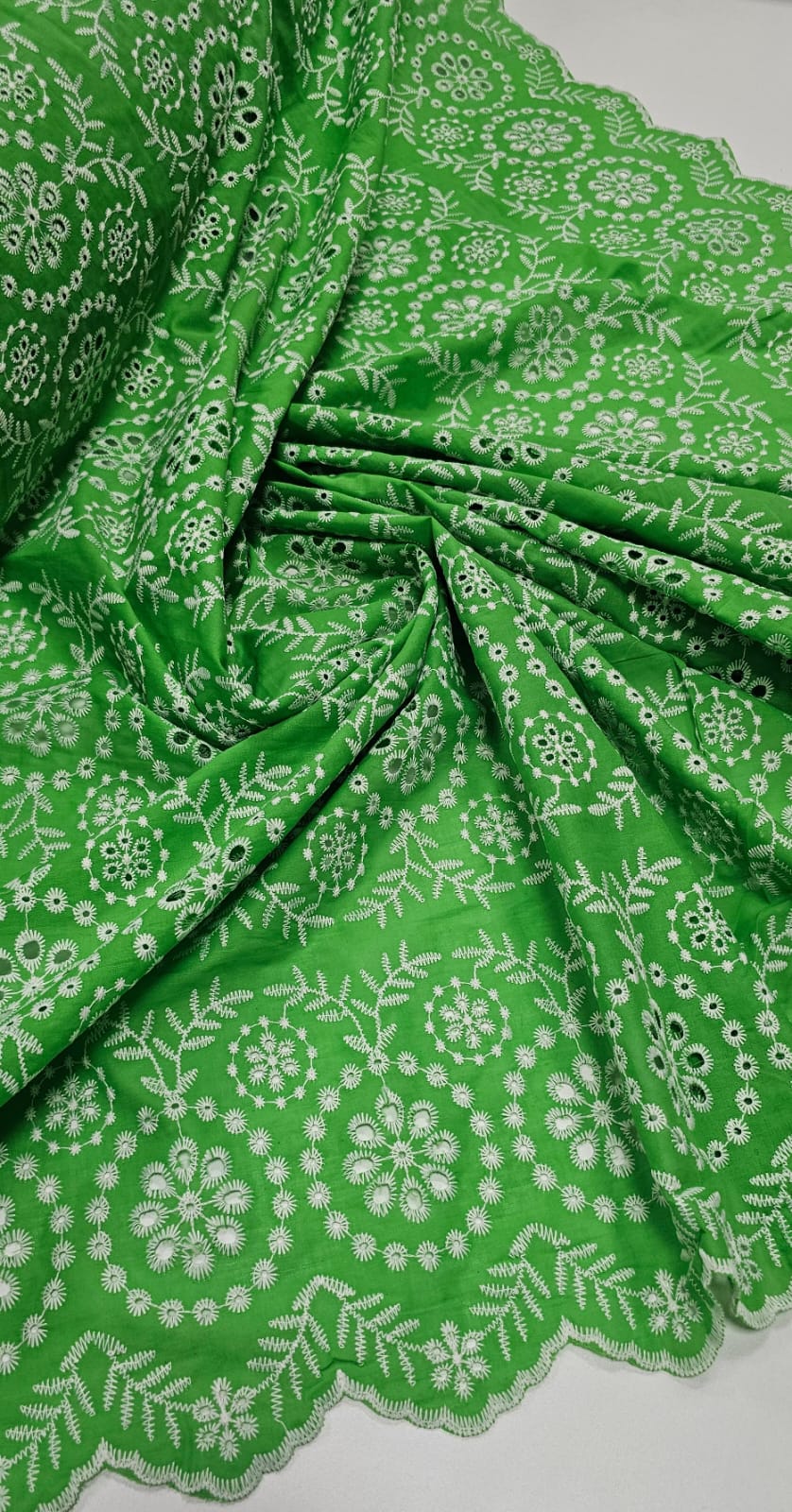 Layse Bordada Bicolor Fundo Verde Limão com Bordado Branco Modelo 17 - Comprimento 2,20 m x Largura 1,30 m 