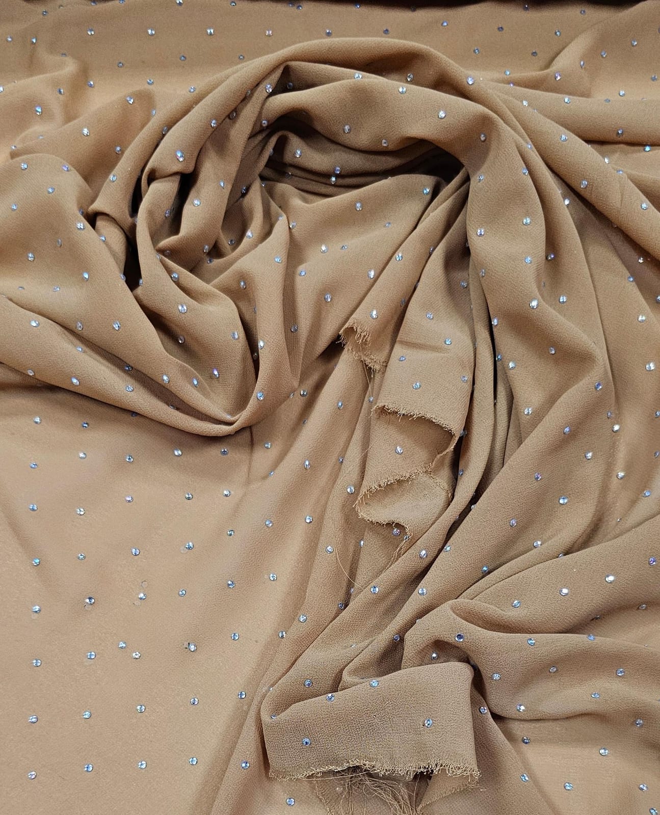 Mousseline Toque de Seda Com Strass Doce de Leite - Comprimento 1,40 m x Largura 1,50 m 