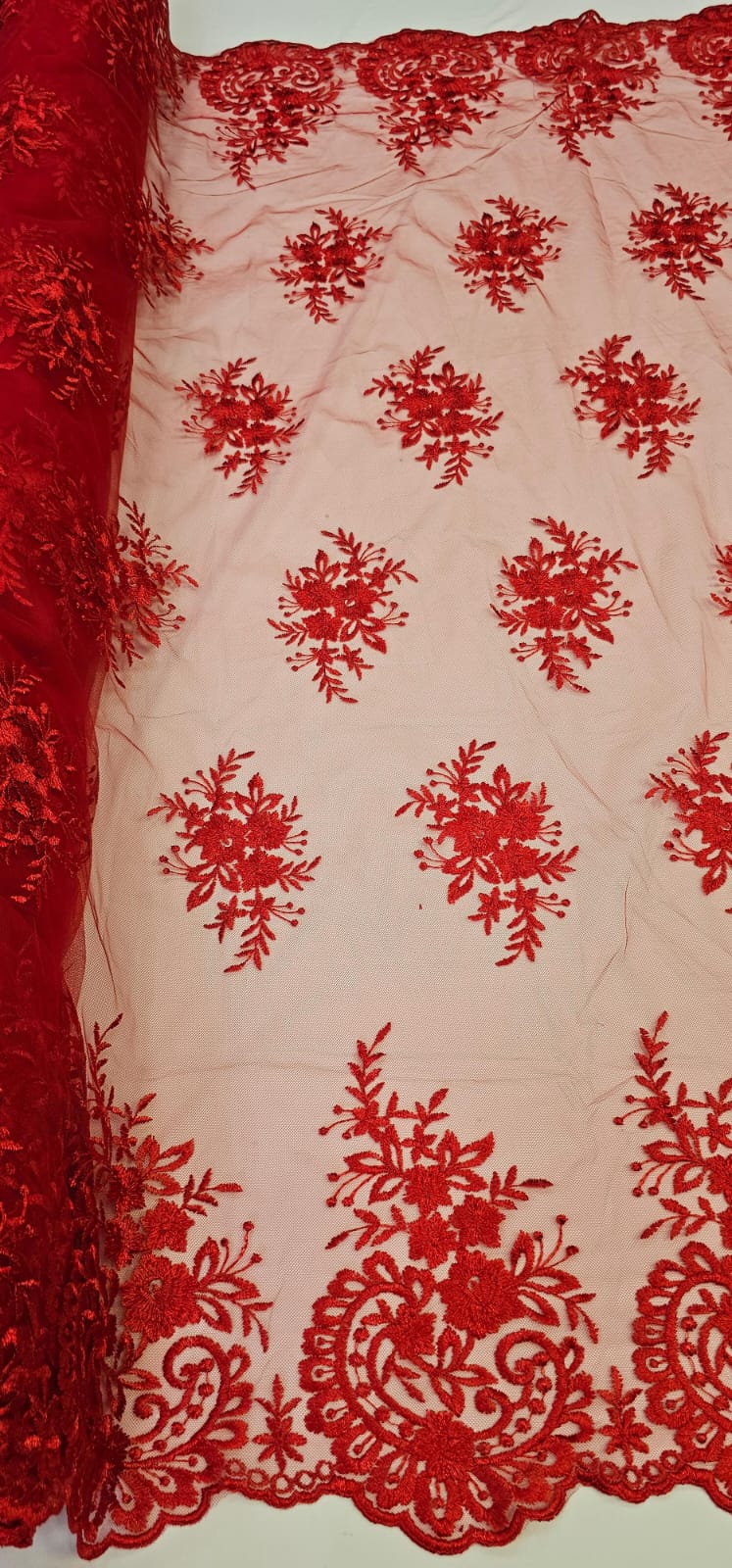 Tule Bordado com Bico Vermelho Ferrari Modelo FA18 - Comprimento 1,50 x Largura 1,30 m 
