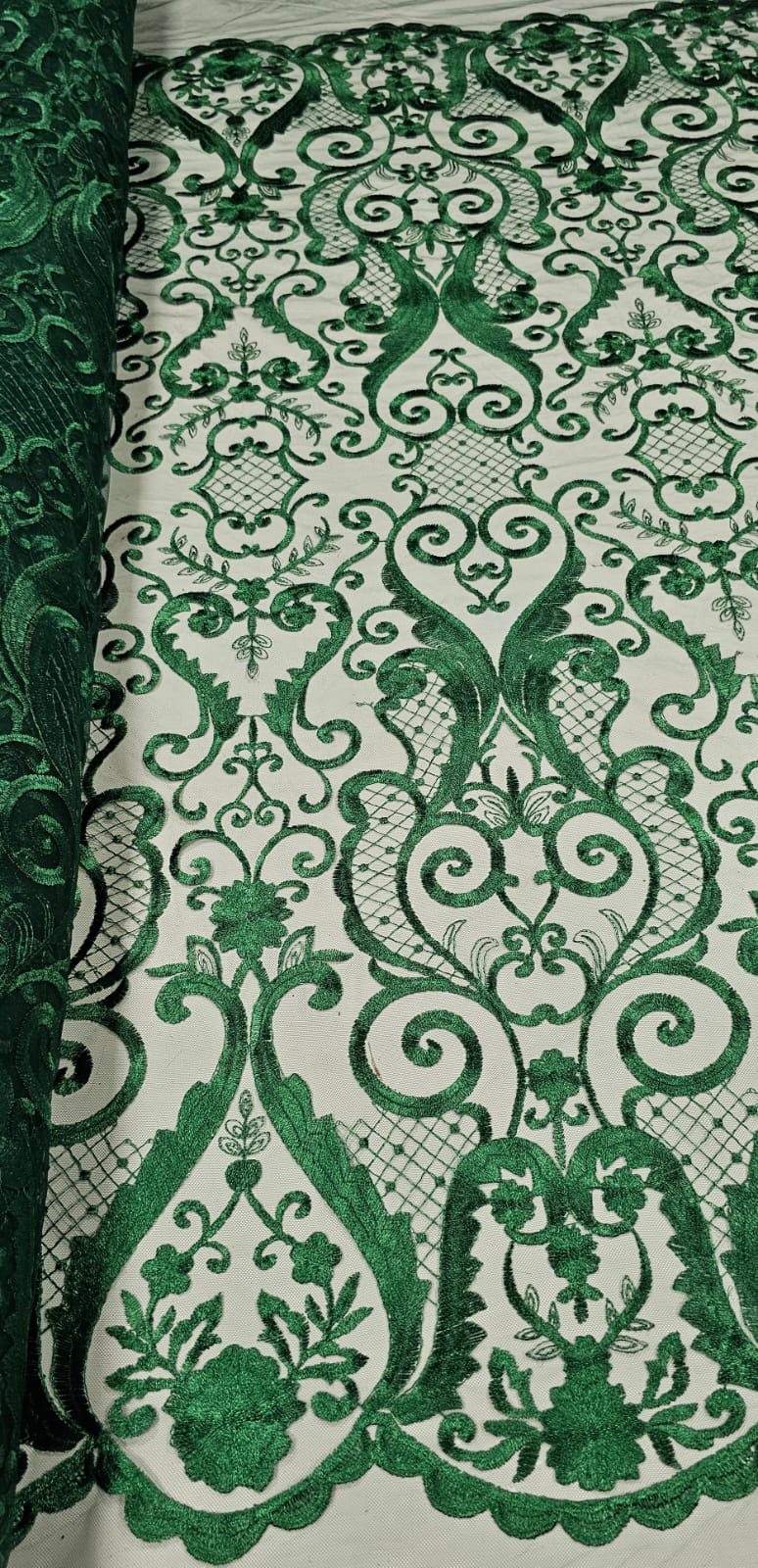 Tule Bordado Arabescos com Bico LS2321 VERDE FLORESTA - Comprimento 3,20 m x  Largura 1,30 m 
