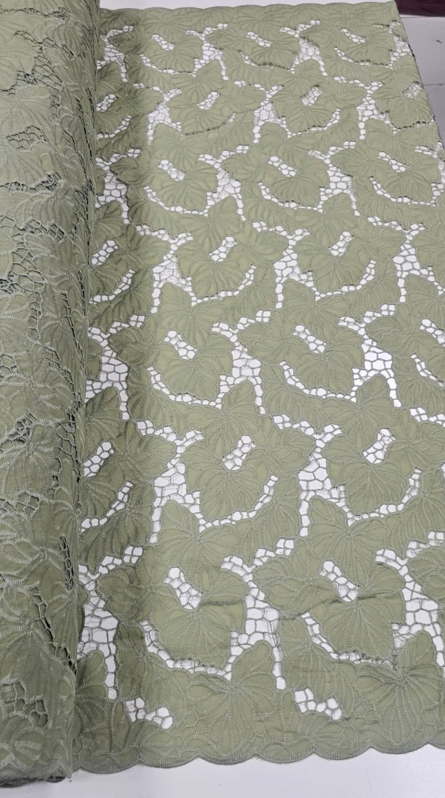 Layse Richelieu Verde Oliva Flores I19 - Comprimento 1 m x Largura 1,30 m 