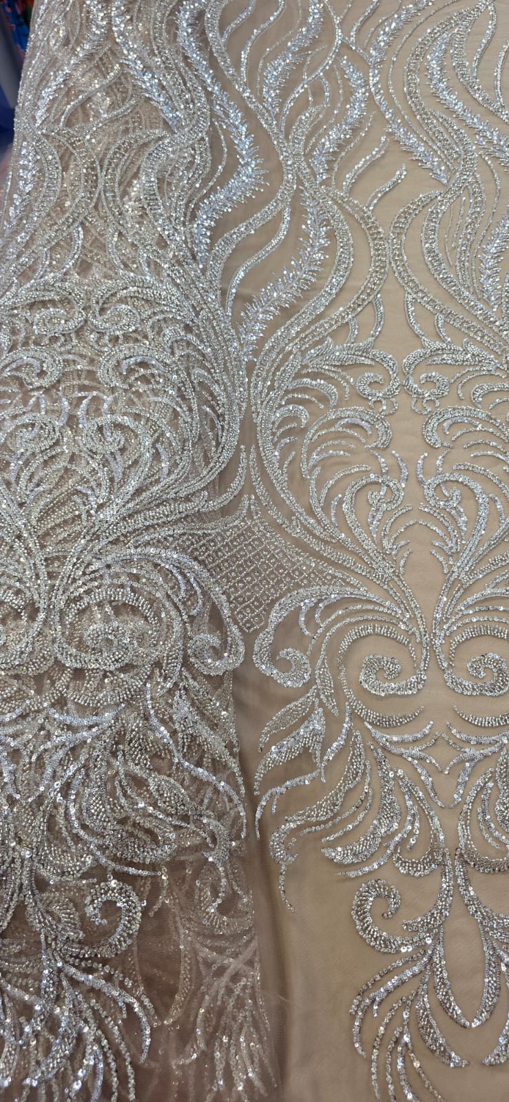 Tule Bordado com Pedrarias Premium Arabescos Champagne Modelo HS1042 - Comprimento 0,45 cm x Largura 1,30 m