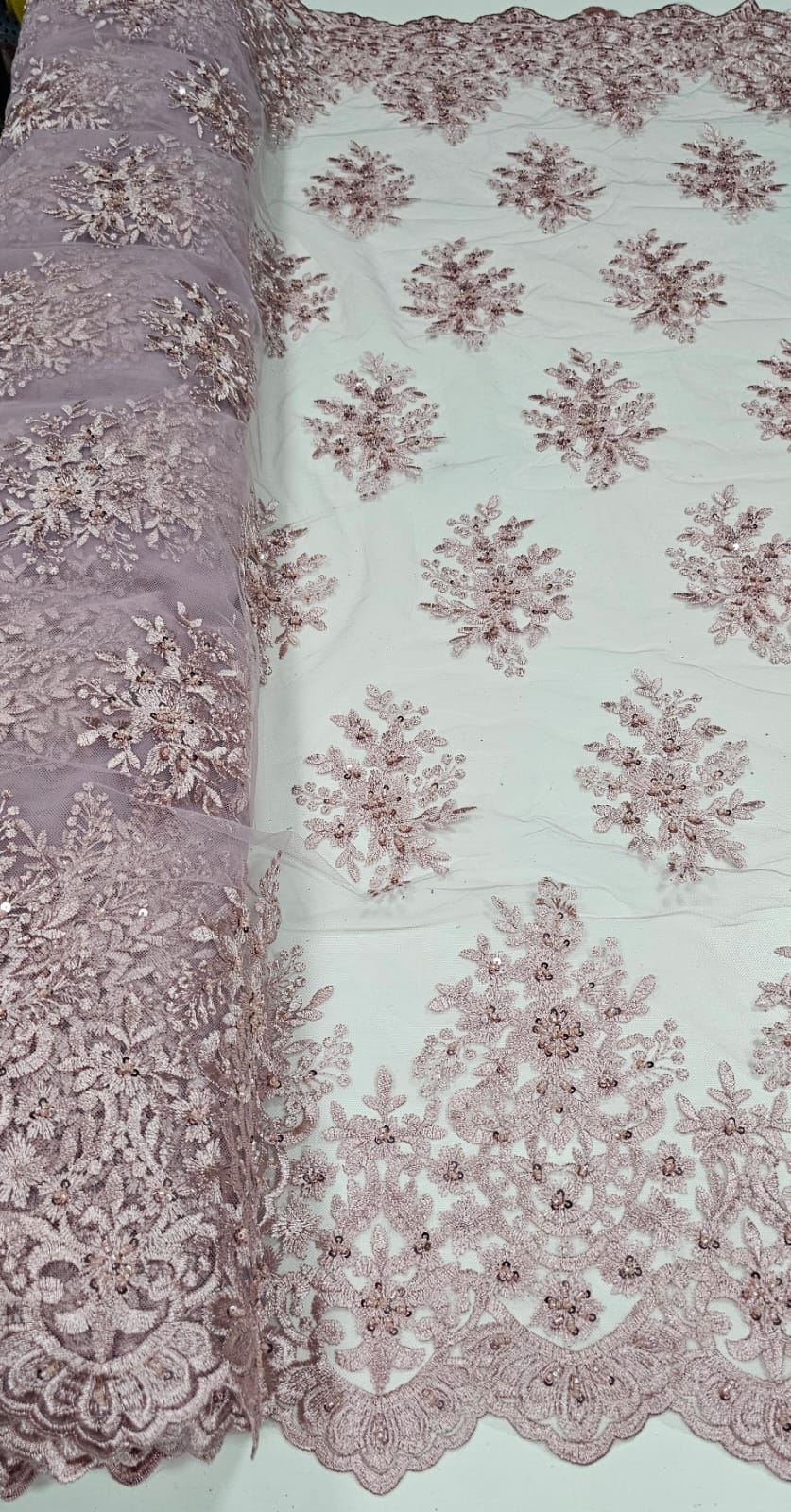 Tule Bordado com Pedrarias Rosê I17 - Comprimento 0,90 cm x Largura 1,30 m 