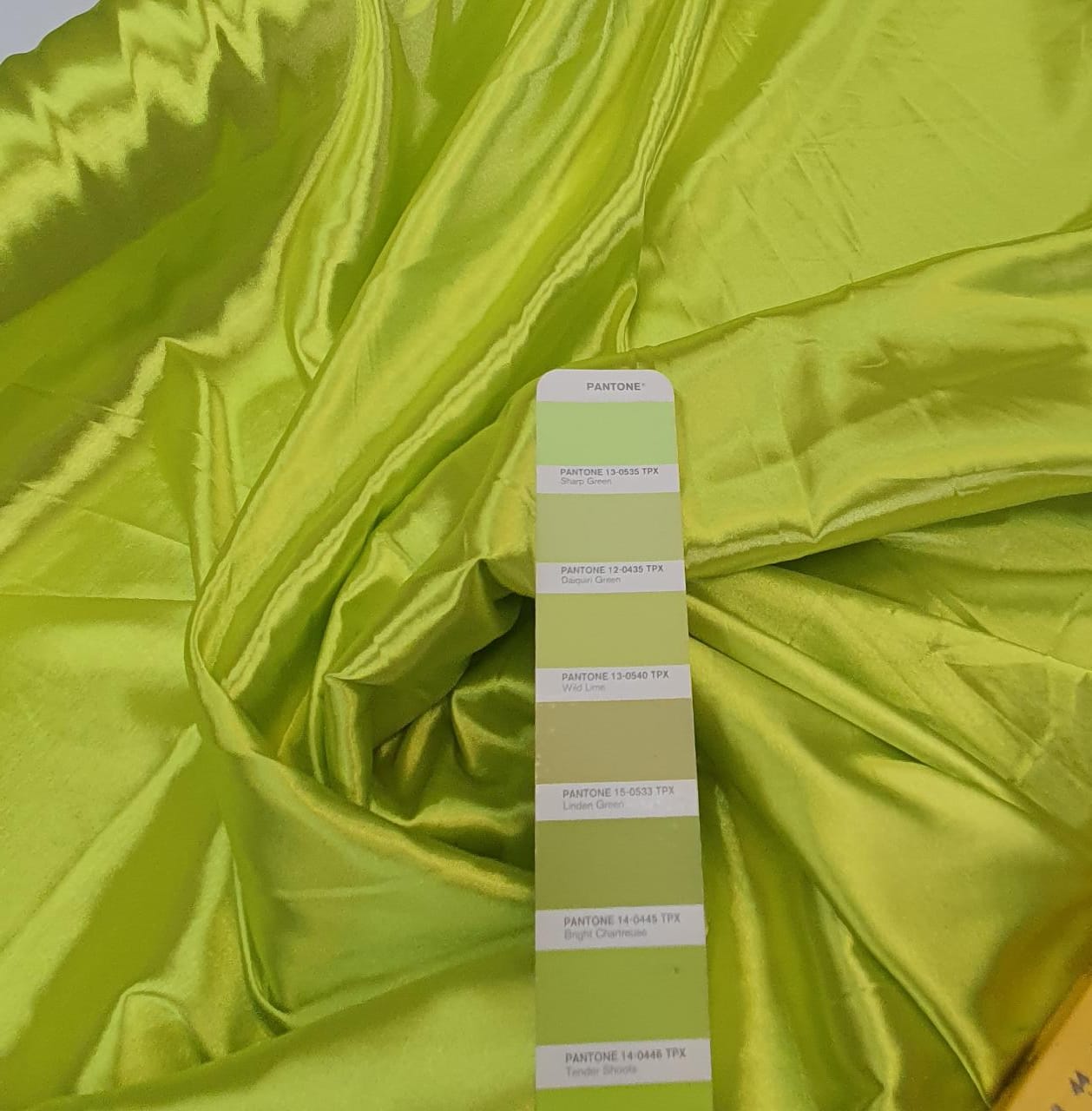 Cetim Charmeusse c/ Lycra Verde Lima COM SUJEIRA - Comprimento 1 m x Largura 1,47 m 