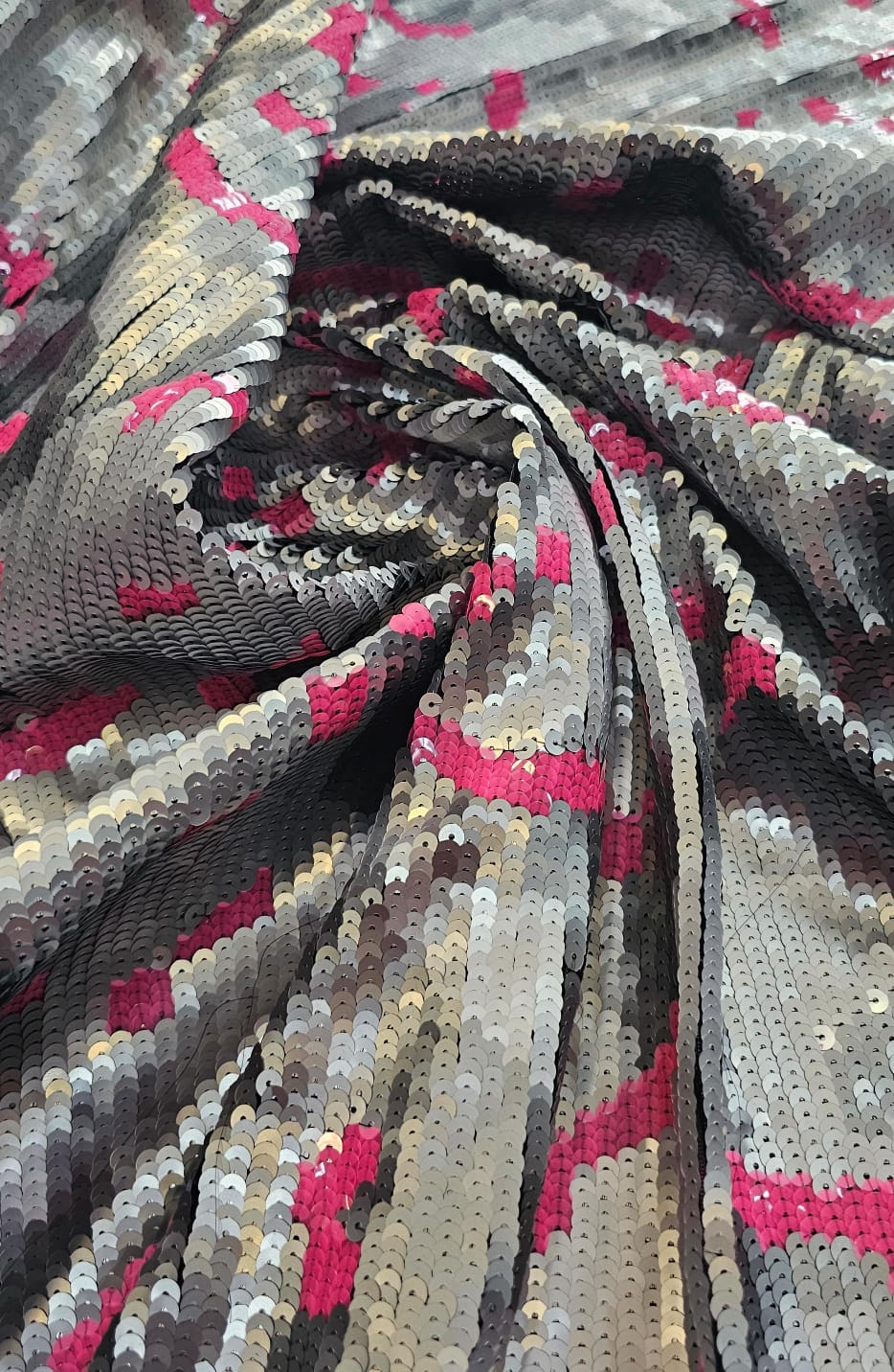Paetê Bordado Tons de Cinza e Pink NV - Comprimento 0,95 cm x Largura 1,40 m