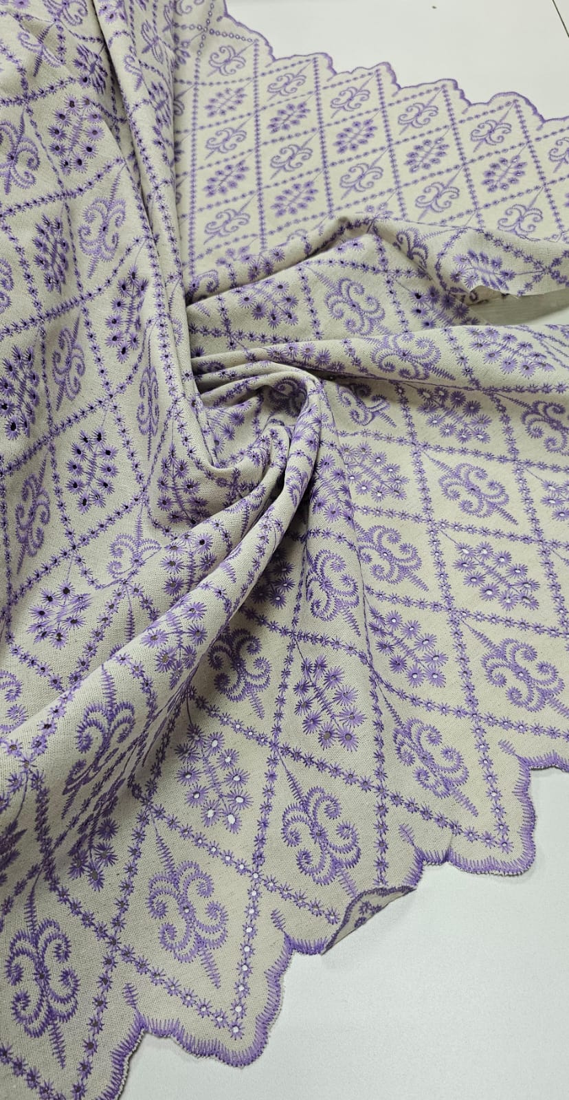 Linho Misto Bordado Imperiale Lavanda COM SUJEIRA - Comprimento 1 m x Largura 1,30 m 