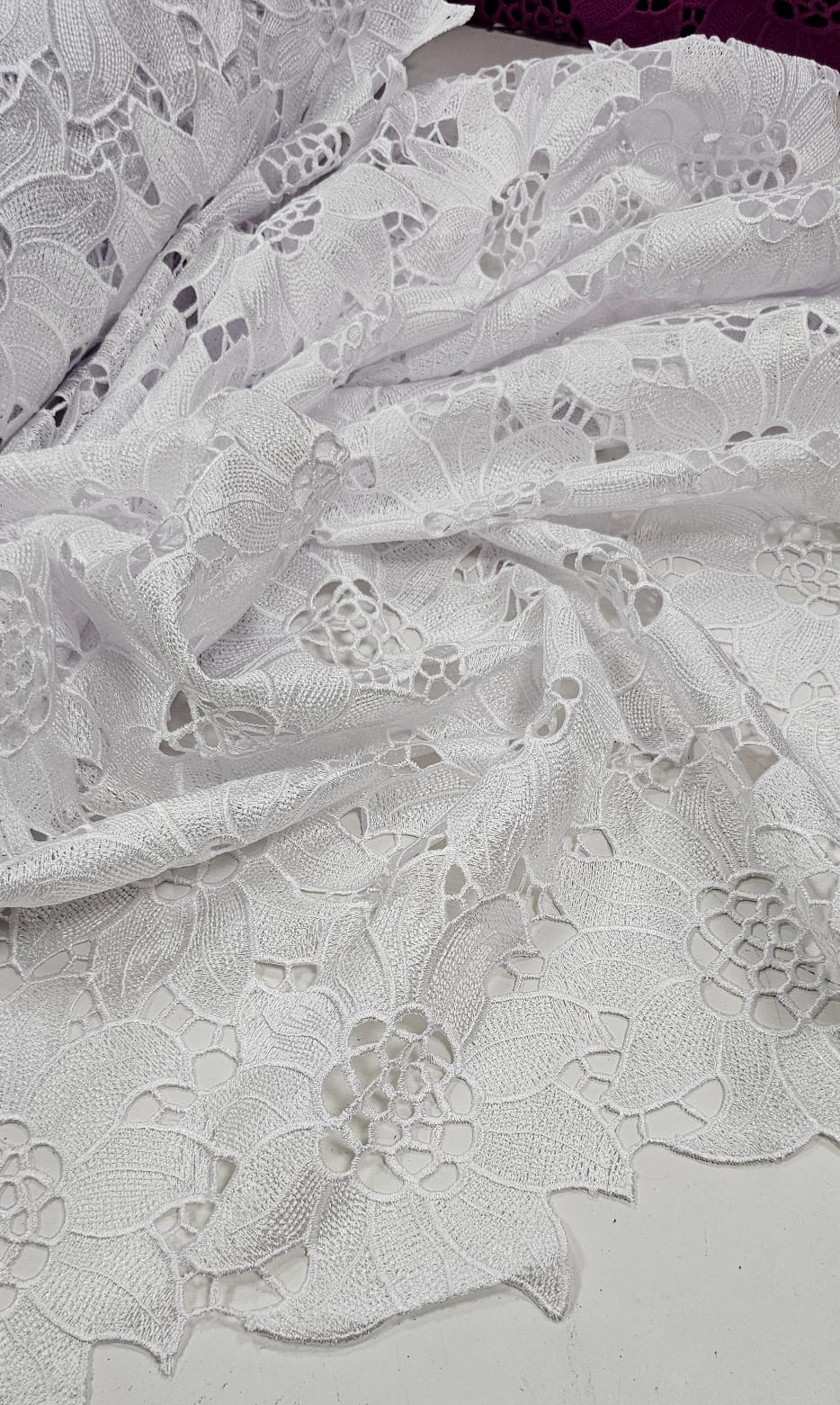 Renda Guipir Girassol Branca com Brilho COM SUJEIRA - Comprimento 1 m x Largura 1,30 m