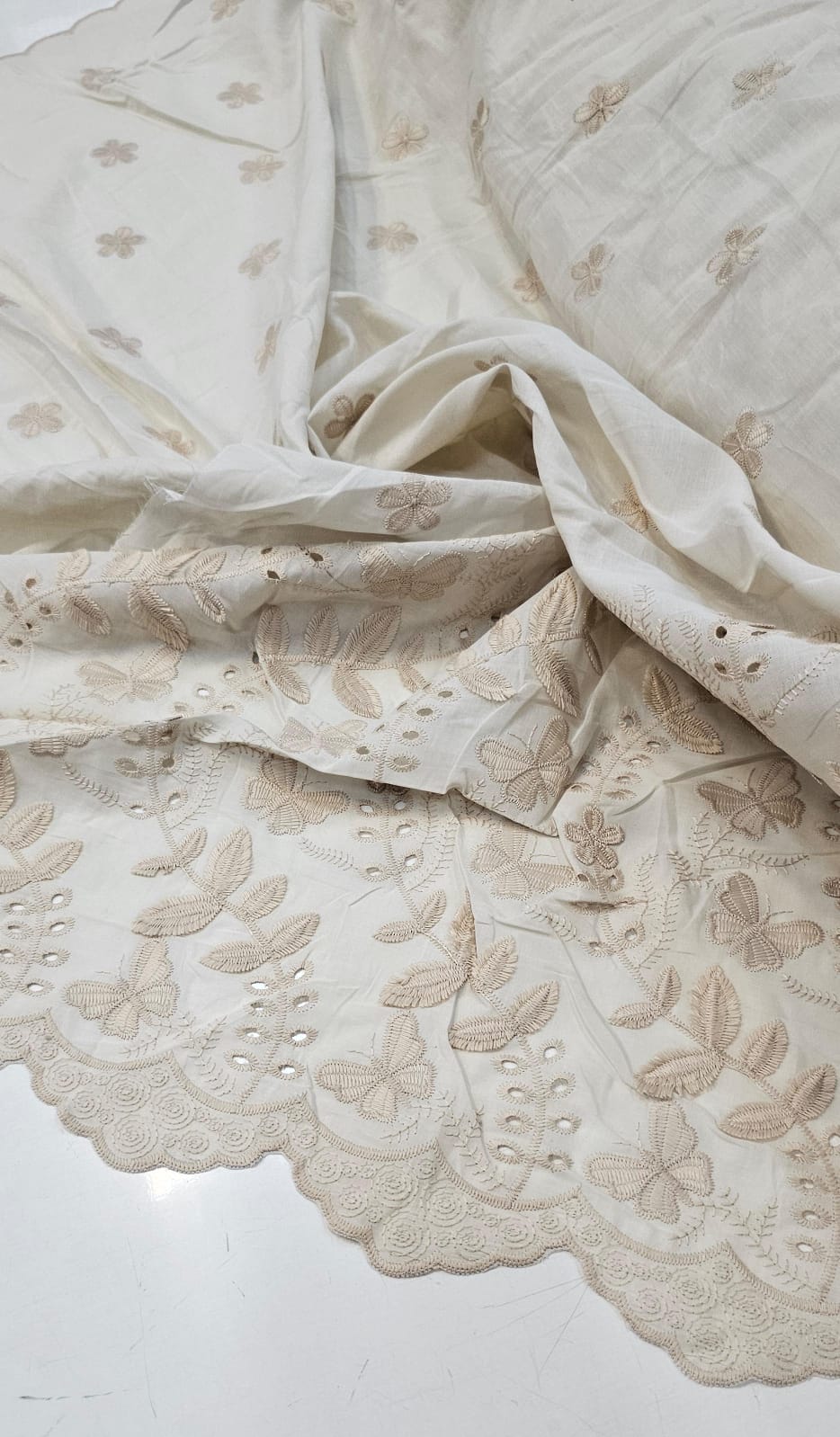 Layse Bordada Premium 3D Bicolor Areia com Kaki - Comprimento 1,85 m x Largura 1,30 m