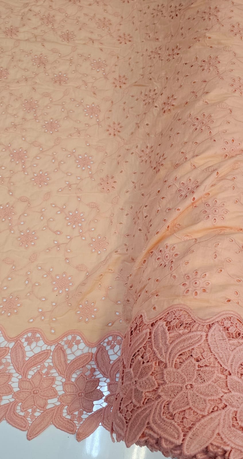 Layse Bordada Barrada em Guipir Salmão Modelo I25  - Comprimento 0,85 cm x Largura 1,30 m 