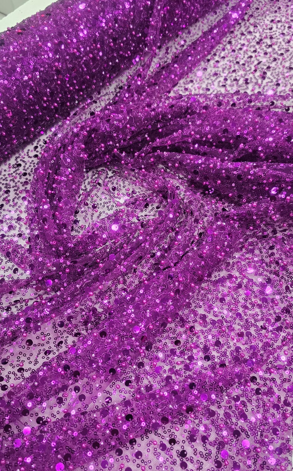 Tule Bordado com Paetês e Pedrarias Fúcsia - Comprimento 1,70 m x Largura 1,30 m