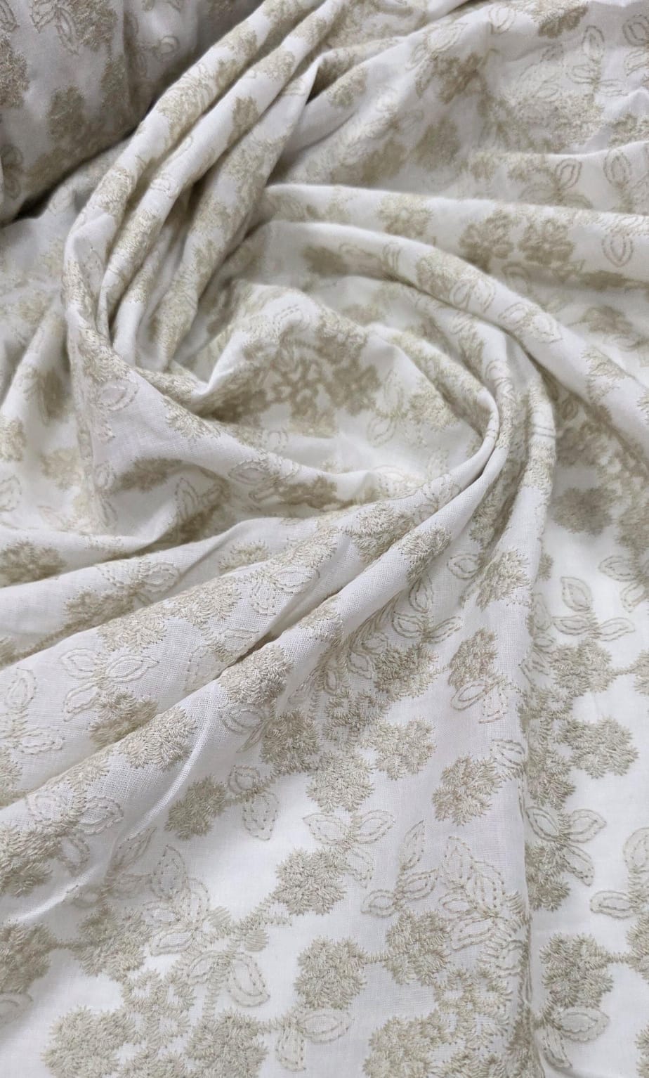 Cambraia Bordada Palermo Off White com Ouro Velho - Comprimento 0,80 cm x Largura 1,45 m