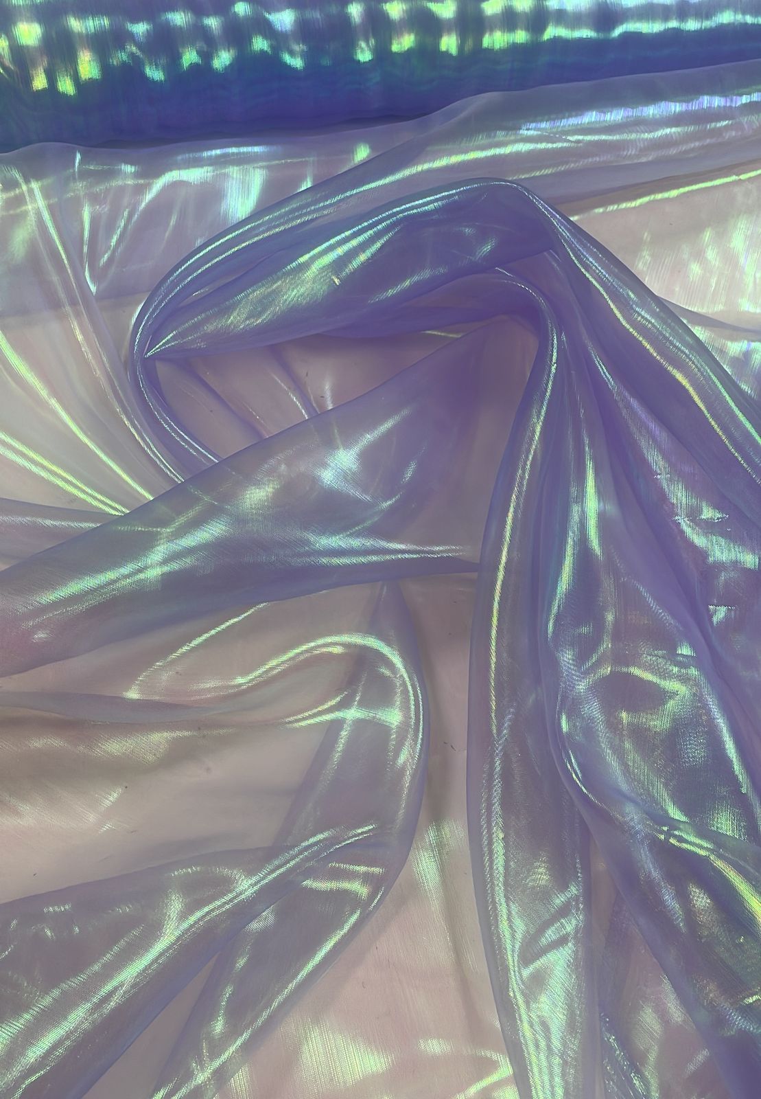 Organza Holográfica Lilás - Comprimento 1,70 m x Largura 1,50 m 