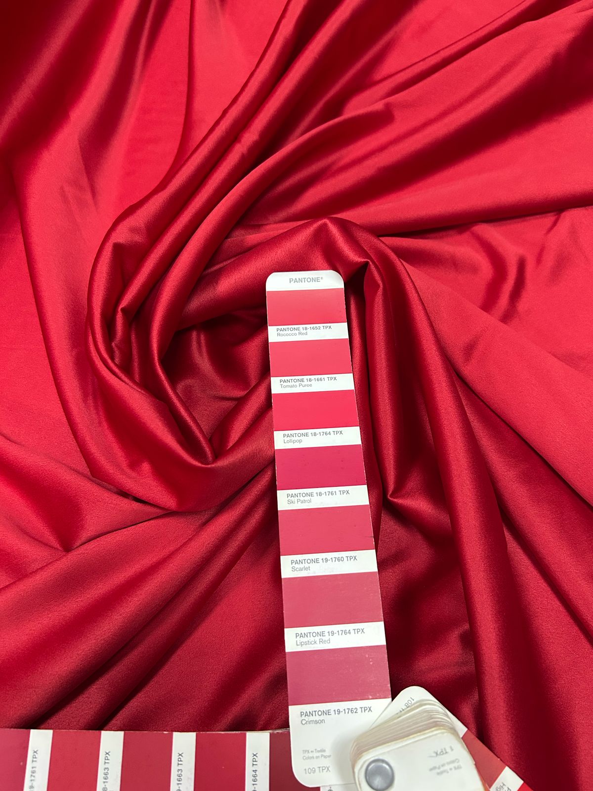 Crepe Amanda Liso Vermelho Cereja COM SUJEIRA - Comprimento 0,40 cm x Largura 1,50 m