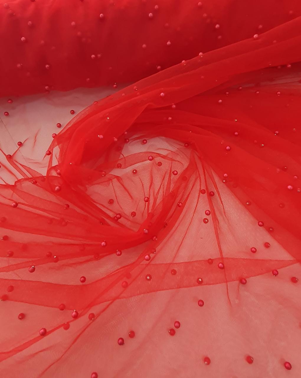 Tule Iluzione com Pérolas Vermelho Ferrari  COM DEFEITO - Comprimento 1,70 m x Largura1,60 m 