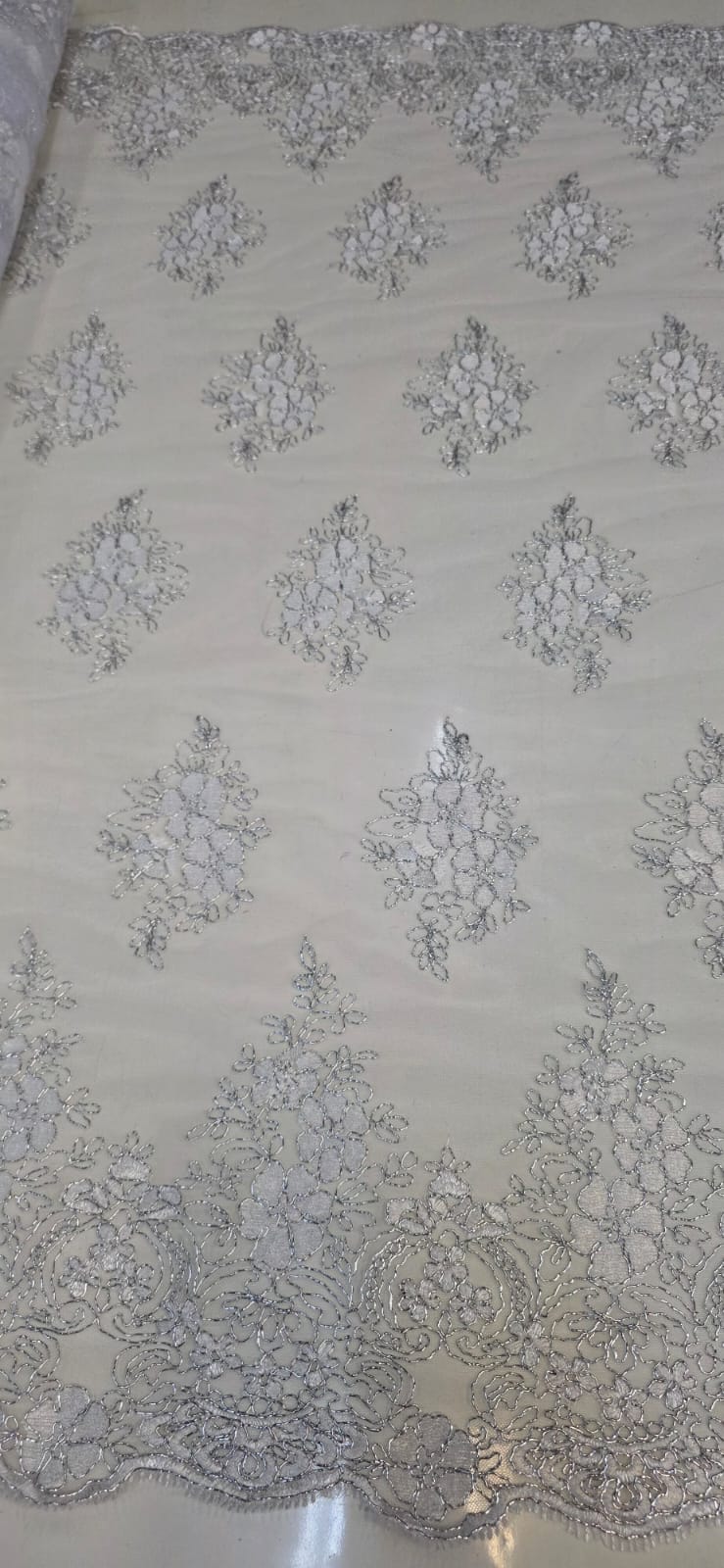 Tule Bordado Europa Branco com Fio Metálico Prata MCT Modelo 02   - Comprimento 0,75 cm x Largura 1,30 m