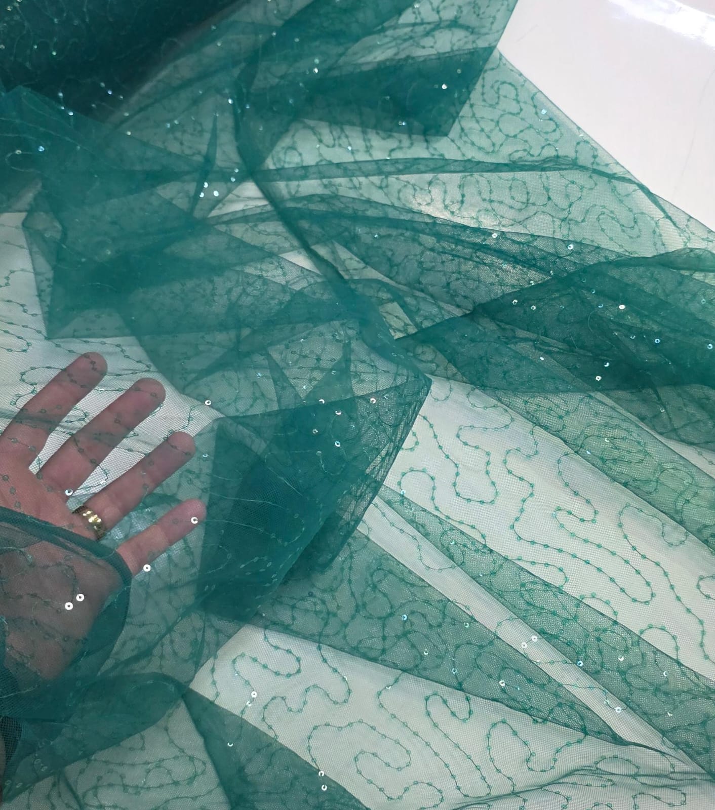 Tule Bordado Caminho Sem Fim Verde Esmeralda com Paetê Infinity COM DEFEITO  - Comprimento 1 m x Largura 1,50 m