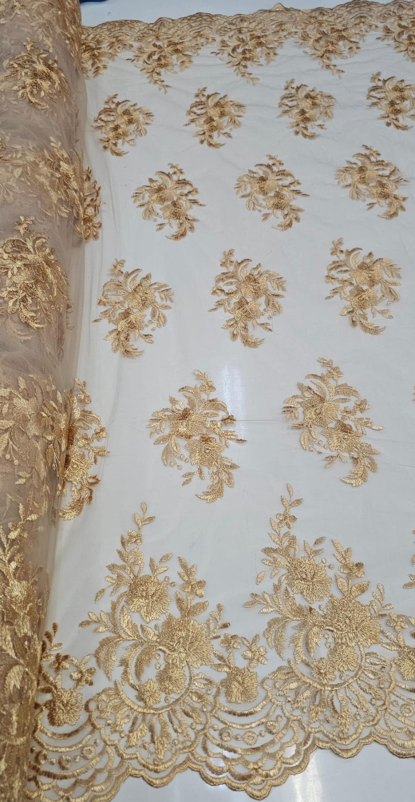 Tule Bordado com Bico Dourado 03 - Comprimento 0,60 cm x Largura 1,30 m  