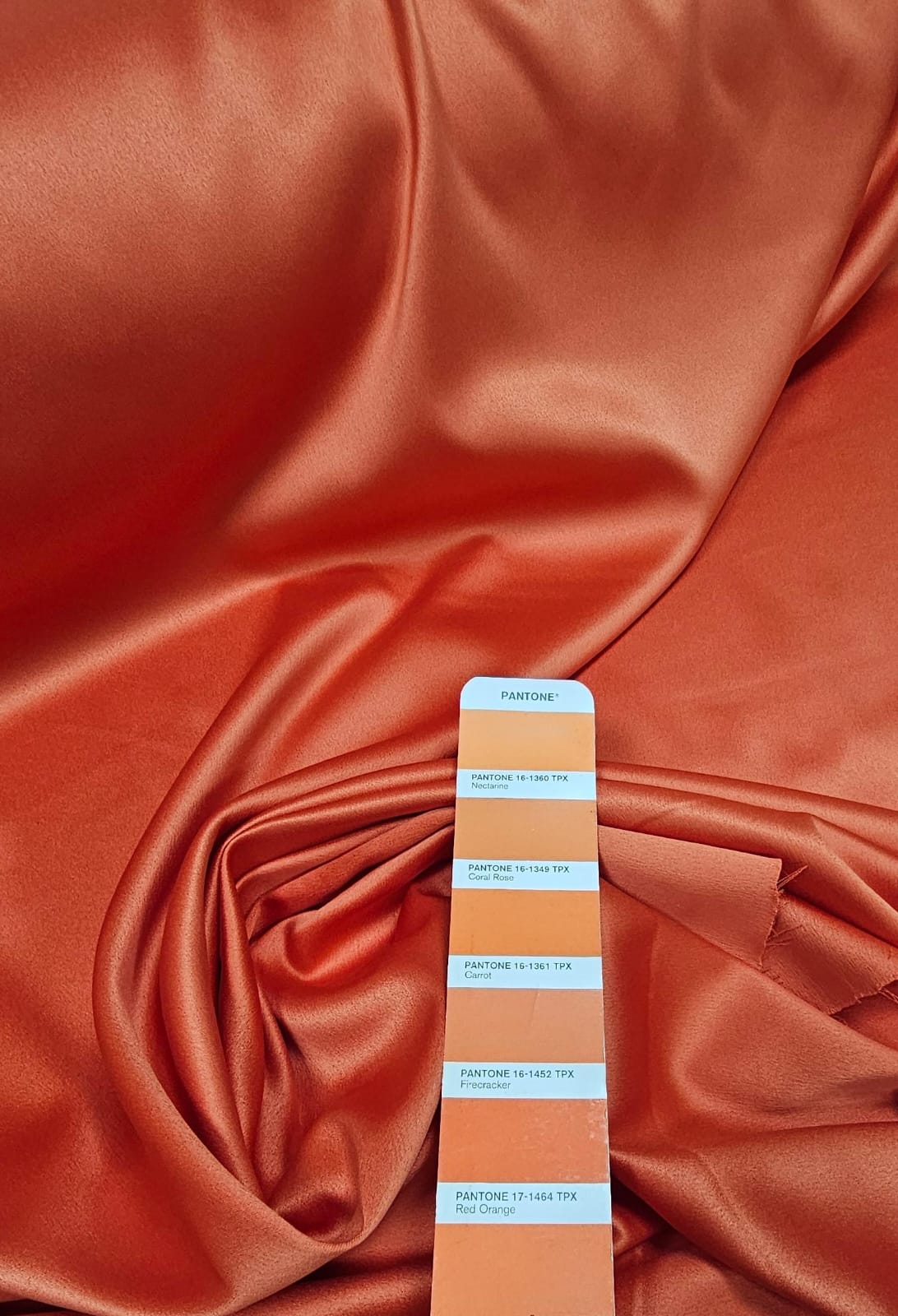 Crepe Amanda Liso Laranja Cenoura SUJEIRA/AMASSADO - Comprimento 0,60 cm x Largura 1,50 m