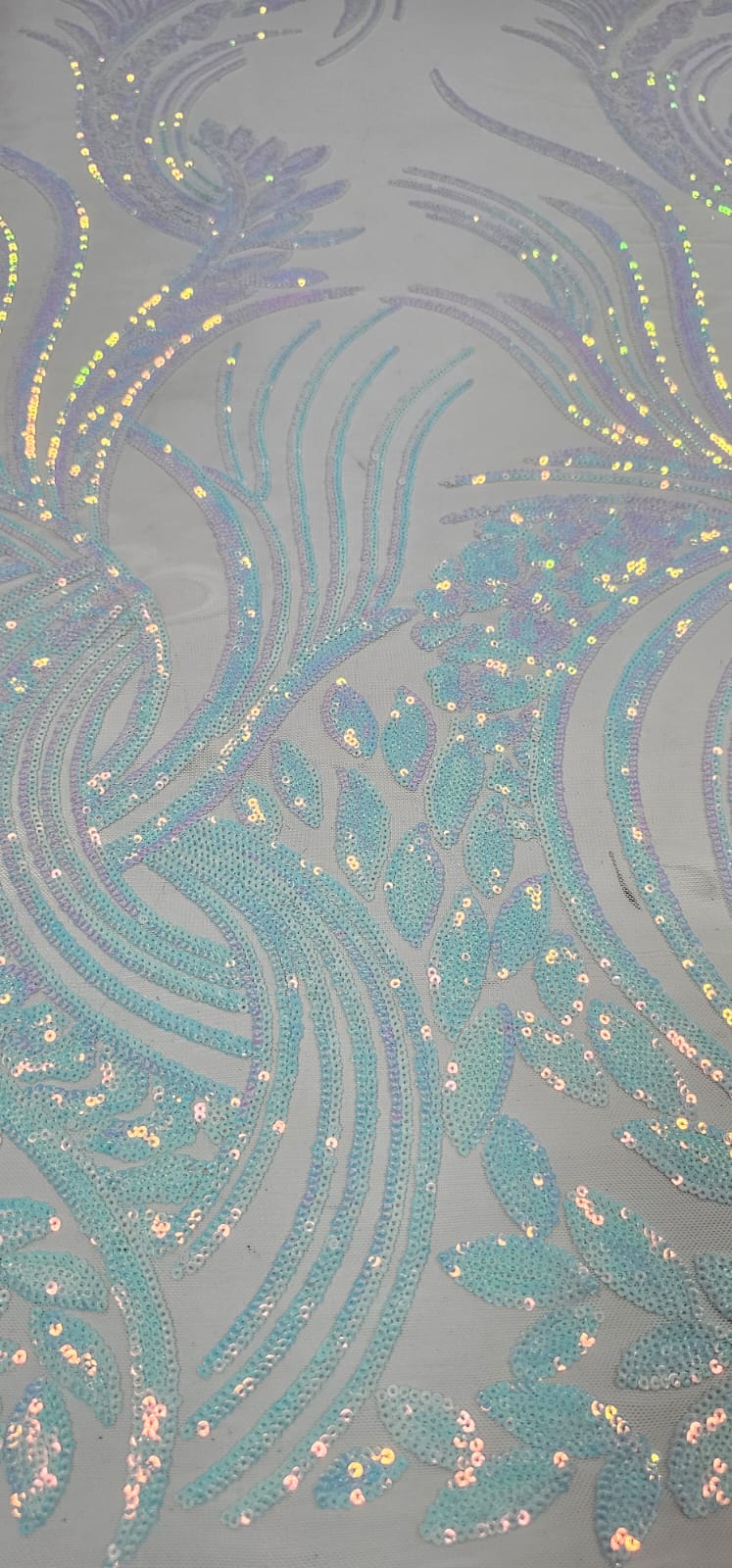 Paetê Bordado Radiance Branco Holográfico CORTE TORTO - Comprimento 0,90 cm x Largura 1,30 m